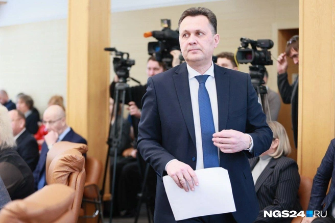 Верещагин идет рассказывать о программе | Источник: Мария Ленц / NGS24.RU