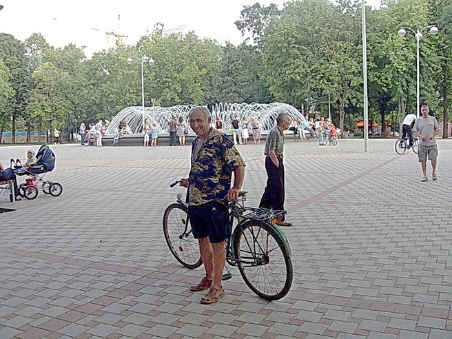 А это сам Сергей Свистунов со своим велосипедом | Источник: Сергей Свистунов / Svistuno-sergej.narod.ru