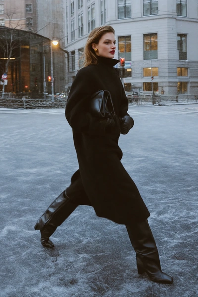 высокие сапоги, высокие зимние сапоги, сапоги кожаные высокие, сапоги выше колена, под высокие сапоги, с чем носить высокие сапоги, высокие черные сапоги, сапоги на высокой подошве, широкие высокие сапоги, сапоги казаки высокие | Источник: theDay/higgsfield 