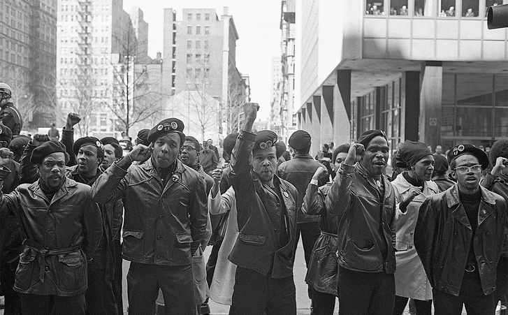 Демонстрация членов партии «Черная пантера» на Сентер-стрит (за пределами уголовного суда округа Нью-Йорк), Нью-Йорк, 11 апреля 1969 г.