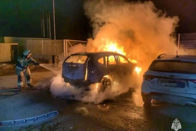 Полиция расследует странный пожар на парковке в Волгограде