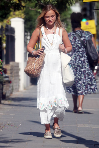 Лето в городе: леди Амелия Виндзор в женственном платье на шопинге в Лондоне