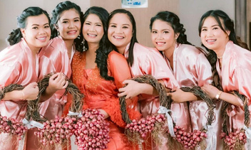 Этим странным предметом невесты на Филиппинах заменяют свадебный букет — угадаете, о чем речь?