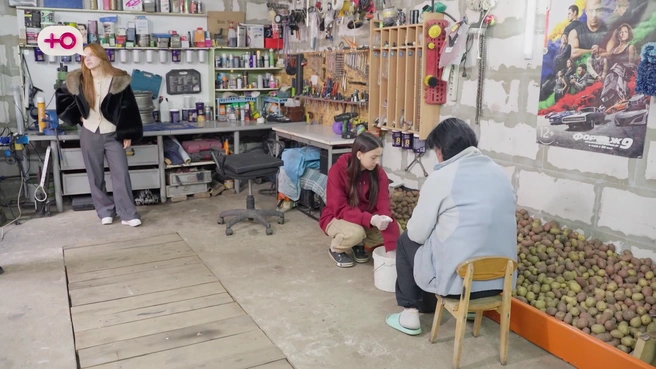 Екатерина продолжала недовольно стоять в стороне, даже когда все перебирали картошку | Источник: «Мультимедиа групп», телеканал «Ю»