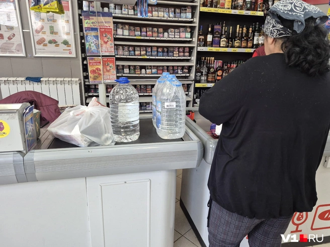 Работающие горожане опасаются, что к концу дня воды в магазинах может не остаться | Источник: Ирина Зайцева / V1.RU