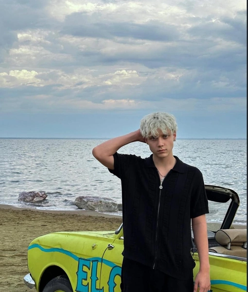 Ваня получил раннюю популярность после выхода трека «Венера-Юпитер»