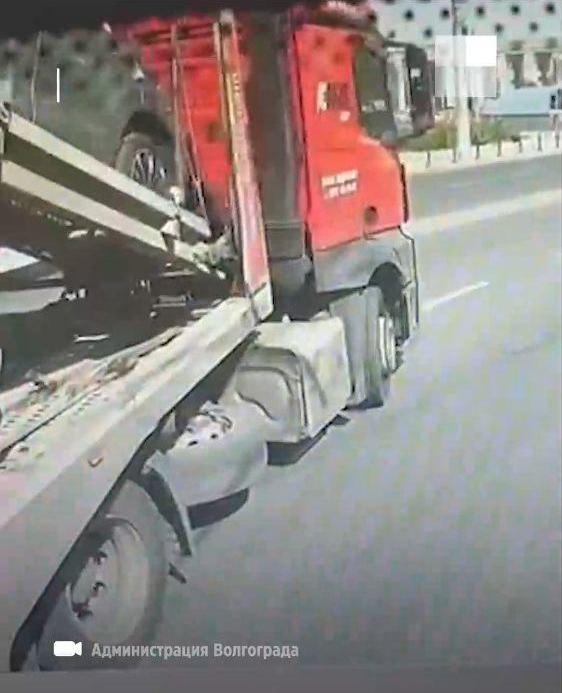 «Да он его подрезал!» Появилось видео с моментом аварии с автобусом на севере Волгограда