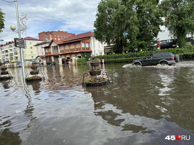 Улицы города во время ливней уходили под воду | Источник: Юлия Король / 45.RU