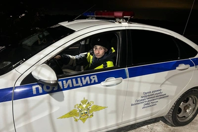 Инспектор помог заменить лопнувшие колеса водителю из Тывы