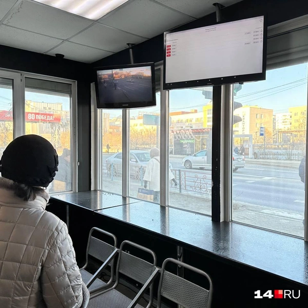 Внутри есть стол, скамейка и два работающих телевизора | Источник: Илья Константинов / 14.RU