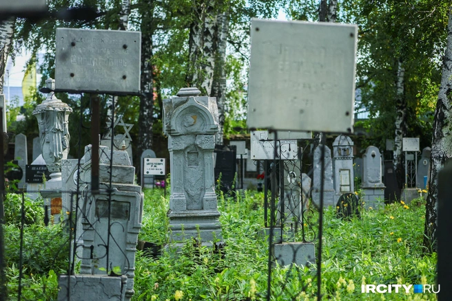 Но много и таких надгробий, наиболее бюджетных | Источник: Ксения Филимонова / «ИрСити»