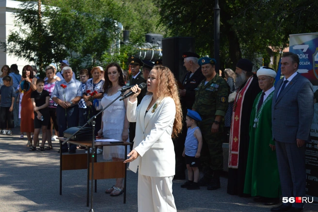 София Панова исполняет песню «Журавли» | Источник: Анастасия Баринова / 56.RU