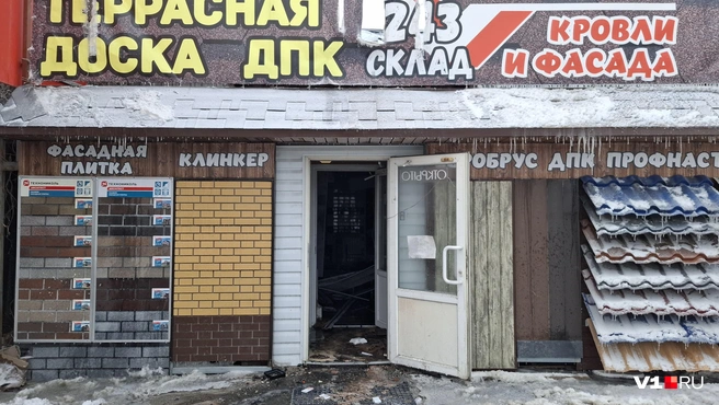 Внешне склад выглядит целым, но внутри всё повреждено огнем и водой | Источник: Тимофей Крылов / V1.RU