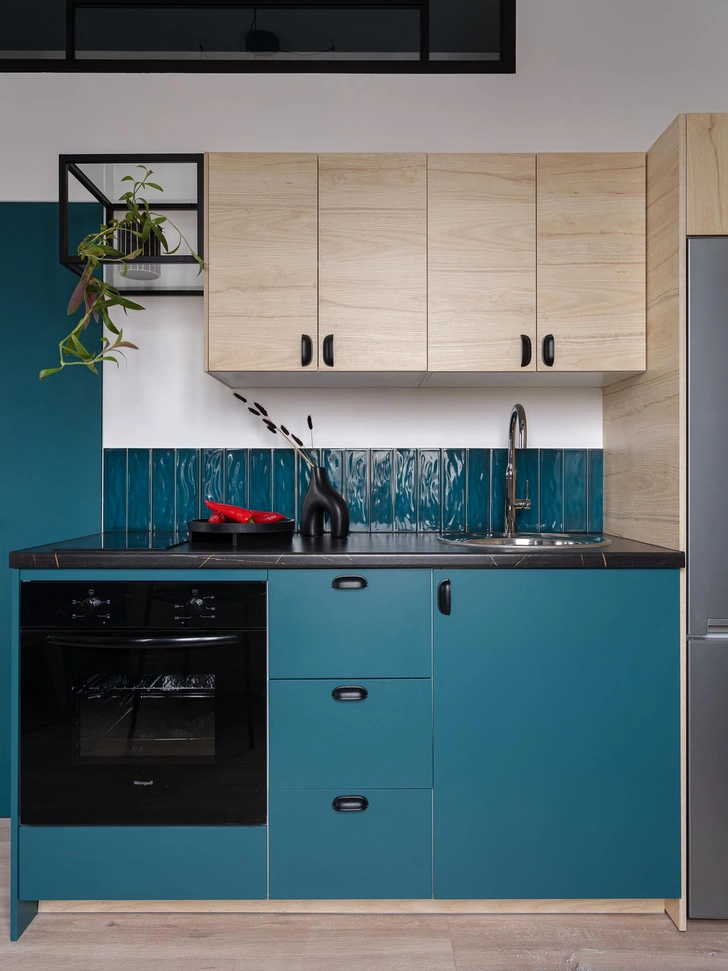 Винтажные плафоны и межкомнатные окна: квартира 37 м&sup2; в Москве