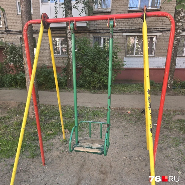 Качели на площадке&nbsp;— самое любимое развлечение у детей во дворе. Однако, чтобы покачаться, придется отстоять очередь | Источник: читательница 76.ру