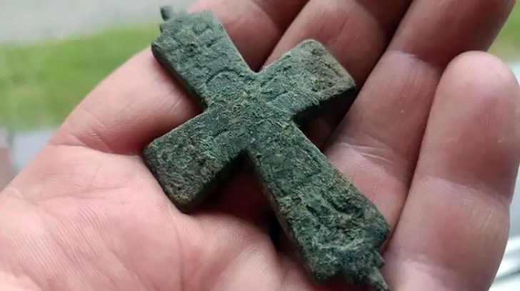 Посмотрите, какой наперсный крест-мощевик нашли на руинах рыцарского замка в Польше