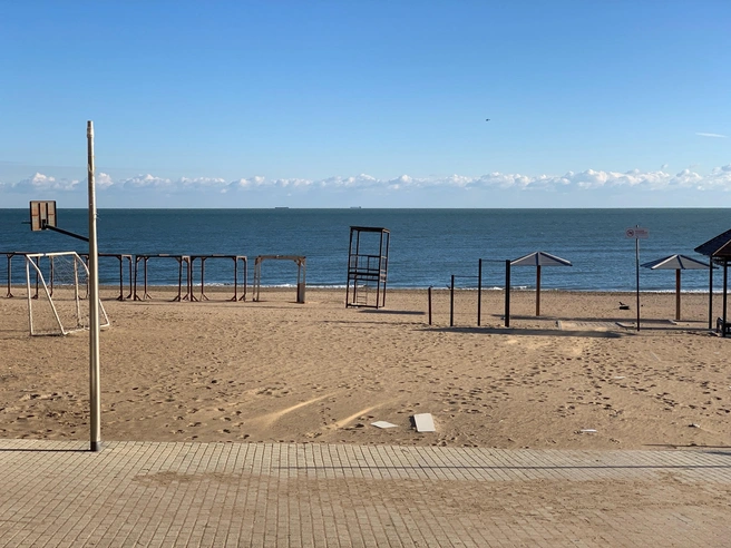 Берег Каспийского море напоминает Азовское побережье | Источник: Андрей Бирюков / UFA1.RU