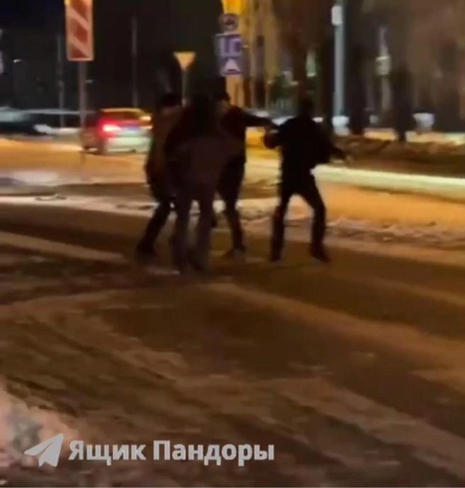 Момент избиения мужчины попал на видео | Источник: Ящик Пандоры / Telegram