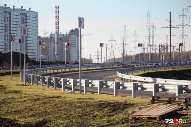 Продолжаем рассматривать развязку. На этом съезде уже поставили специальные знаки  | Источник: Павел Красоткин / 72.RU 