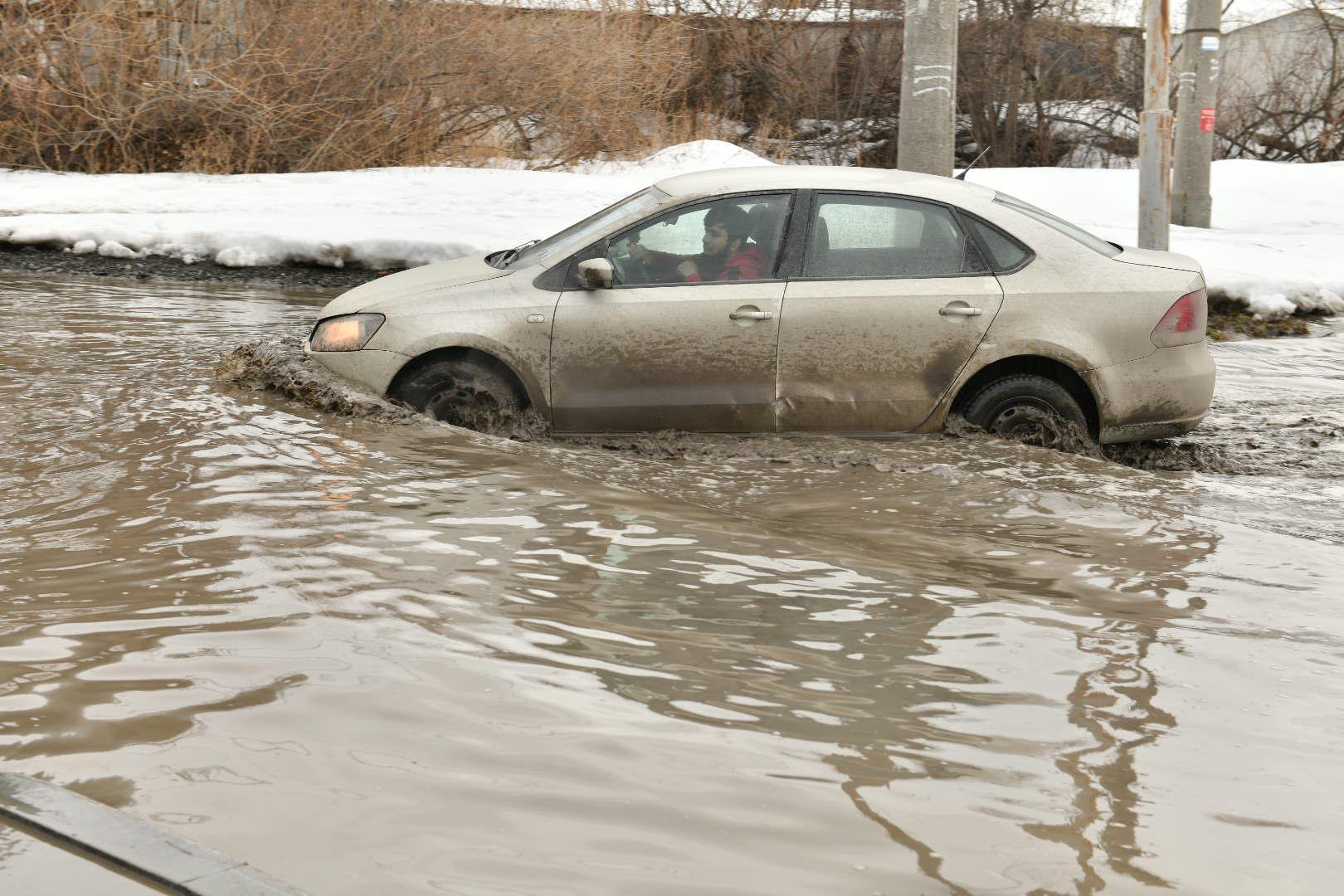 На Старой Сортировке вода затопила перекресток, фото гигантской лужи.  Екатеринбург, 5 апреля 2022 года - 5 апреля 2022 - Е1.ру