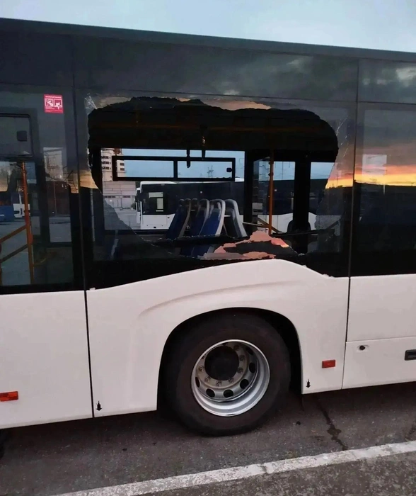 Вечером 20 октября ВСУ ударили по автобусу, который перевозит сотрудников Запорожской АЭС | Источник: Запорожская АЭС (ЗАЭС) / max.ru