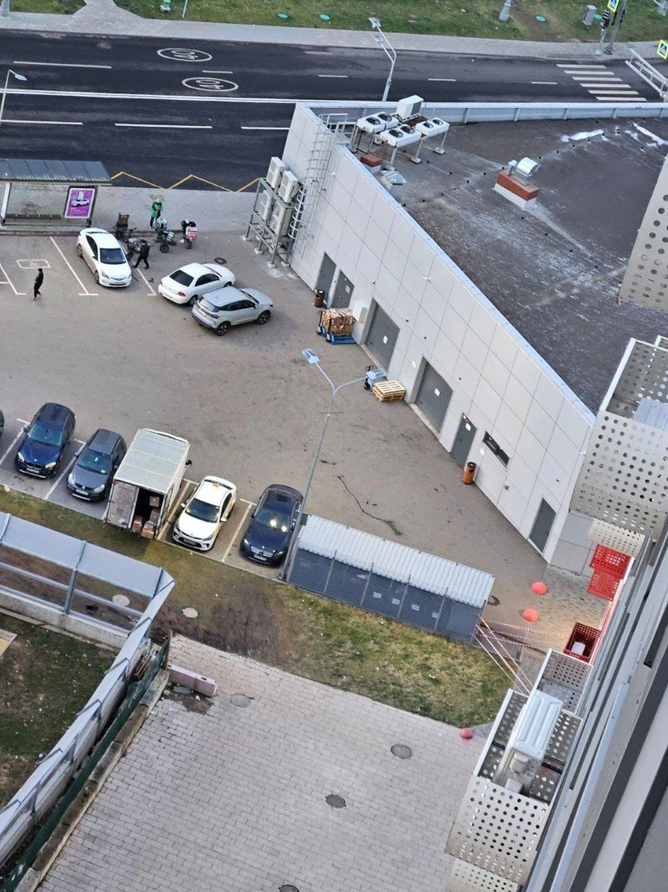 Лентой огородили угол дома, куда осколки даже не долетели | Источник: ЖК «Городские истории» / T.me