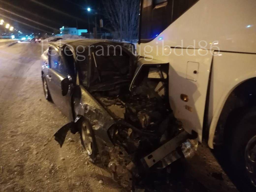 В Нижневартовске в массовое ДТП попали четыре автомобиля, включая автобус -  17 января 2024 - 86.ру