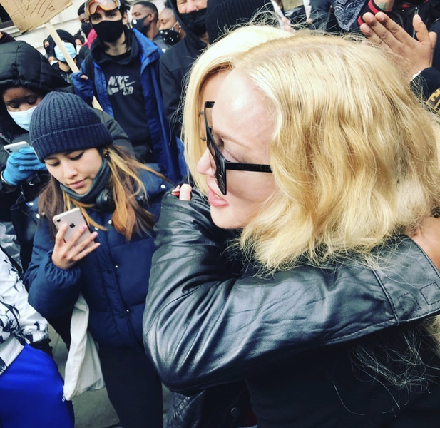 Мадонна поддержала протестующих на костылях