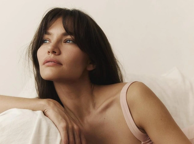 Свежесть, сияние и немного драмы: главные тренды макияжа на зиму 2025/26