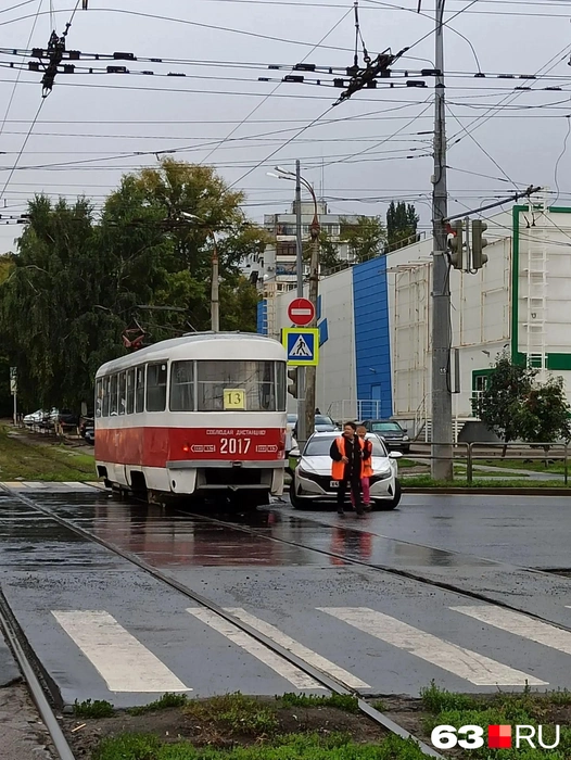 Вагон перекрыл часть полосы | Источник: Евгений Зиновьев / 63.RU 