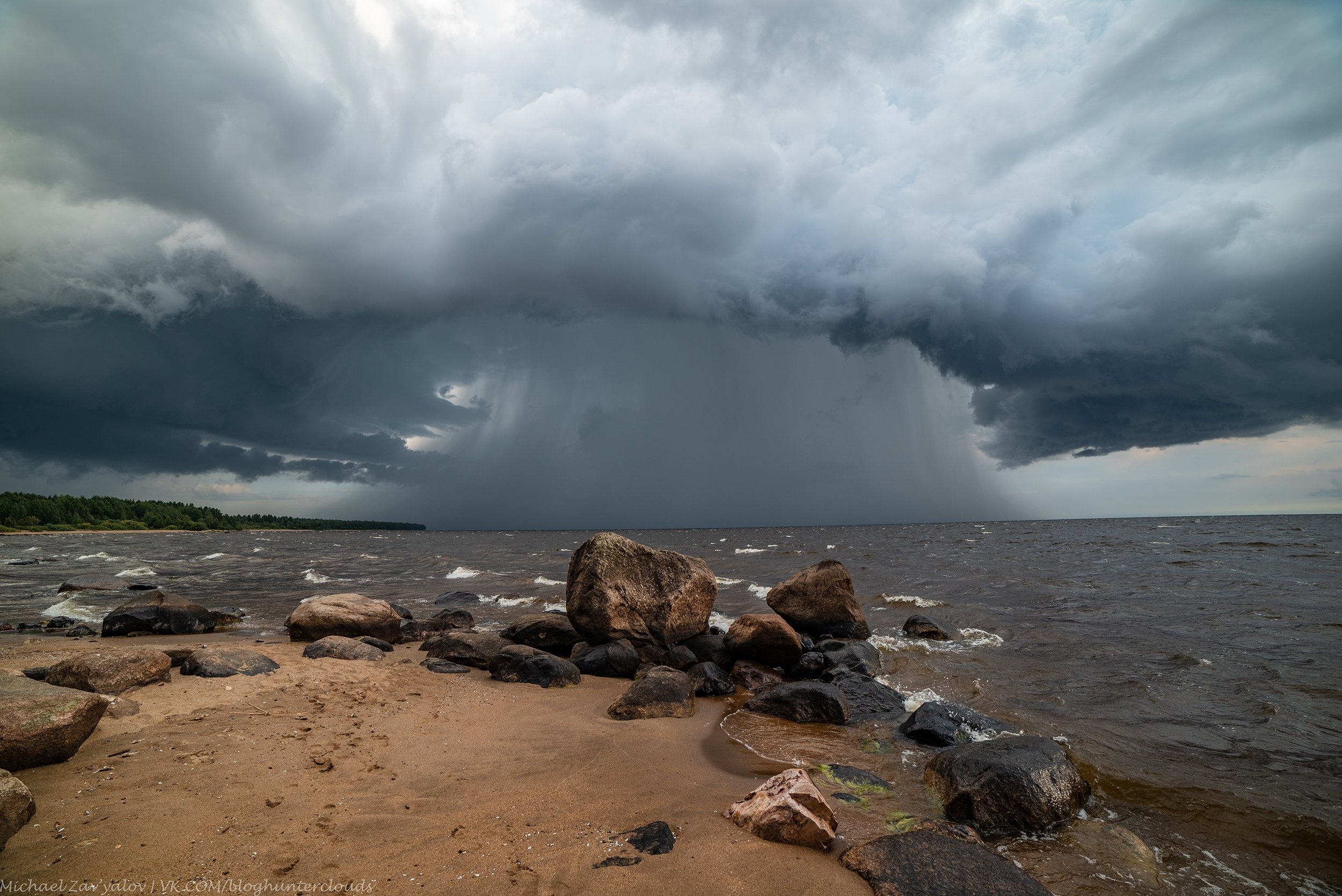 Обрушилась стеной: в Ярославской области на Рыбинском море засняли «водяную бомбу»