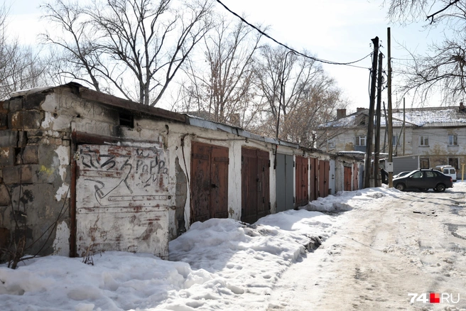 Помимо домов, под снос пойдут гаражи, их здесь больше 30 | Источник: Наталья Лапцевич