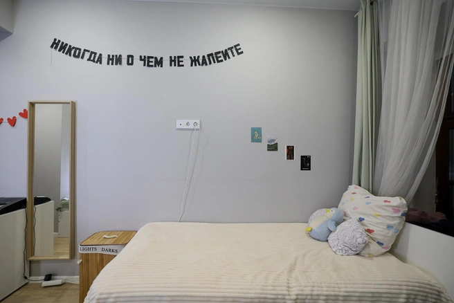 Расставьте фотографии друзей, любимые книги, сувениры, сделайте небольшой «уголок вдохновения» с рисунками или цитатами | Источник: Артём Устюжанин / MSK1.RU