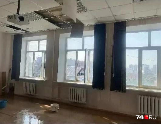 Во время дождей классы заливает | Источник: читатель 74.RU