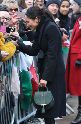 Фото №3 - Герцогиня Камилла купила себе сумку, как у Меган Маркл