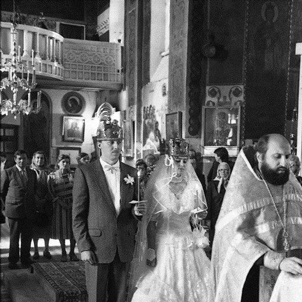Не ограничиваясь церемонией в ЗАГСе, многие молодожены в те годы стали дополнительно еще и венчаться в церкви. 1992 год, Слудская церковь | Источник: Госархив Пермского края