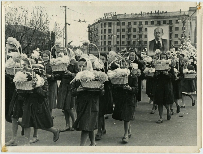 Это тоже часть демонстрации на площади Ленина в 1961 году | Источник: фонды Рязанского историко-архитектурного музея-заповедника