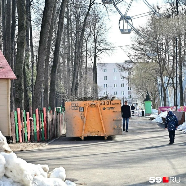 Сам парк не закрыли — там гуляют пермяки | Источник: Василина Любимова / 59.RU