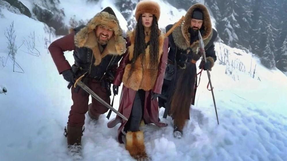 «Любовь, до которой не достать»: как выглядит Адель из Ay Yola на сцене и в обычной жизни