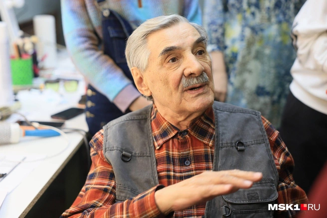 Александр Панкратов-Черный в гримерке | Источник: Артем Устюжанин / MSK1.RU