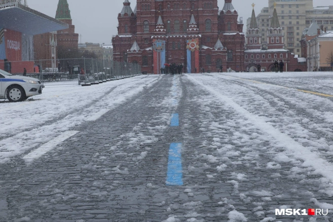 По словам эксперта, голубая линия намечает машрут, по которому будет двигаться командный состав и министр обороны | Источник: Дмитрий Толстошеев / MSK1.RU