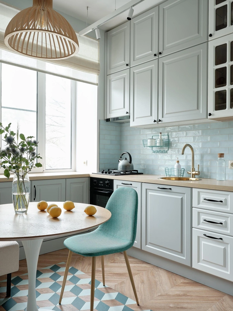 Кухня. Напольное покрытие, Moduleo. Гарнитур выполнен на заказ, «ЗОВ». Трековая система, Maytoni. Аксессуары на кухонном фартуке, Moroshka. Светильник над столом, Imperium Loft. | Источник: Юрий Прокофьев