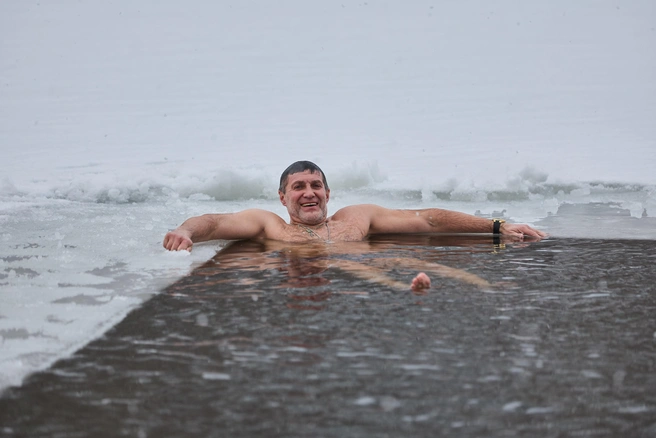 Каждый из пришедших заходит в воду с улыбкой на лице | Источник: Александр Ощепков / NGS.RU