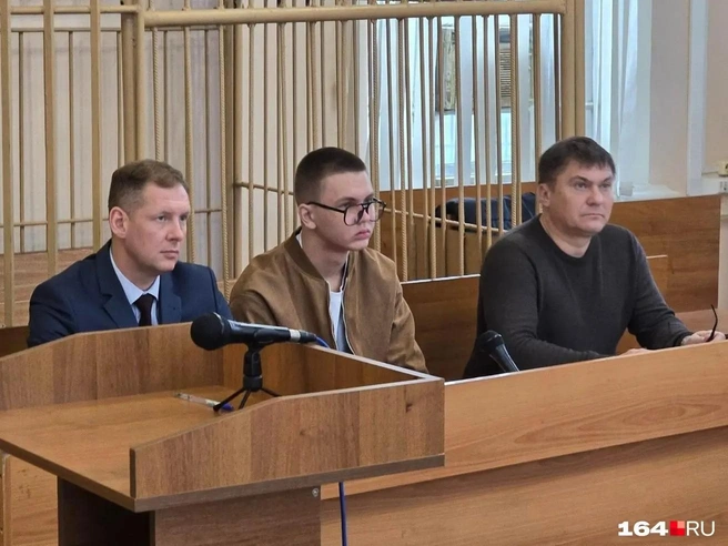 Глеб Назаров и его адвокаты | Источник: Семен Коротов-Майбах / 164.RU