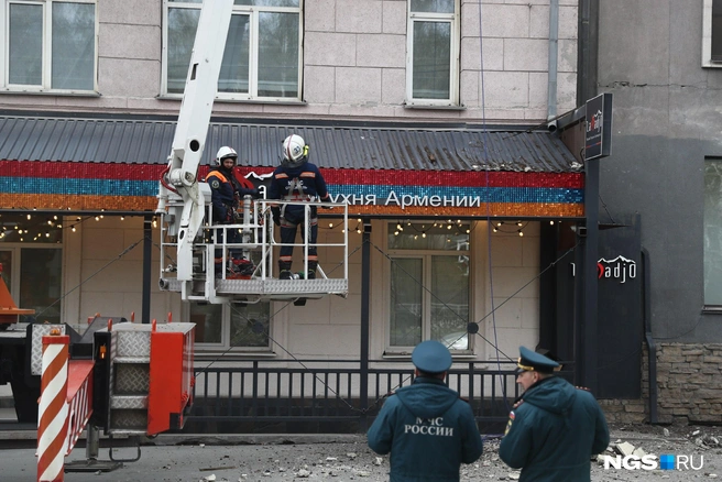 Часть карниза упала на тротуар в центре Новосибирска утром | Источник: Александр Ощепков / NGS.RU