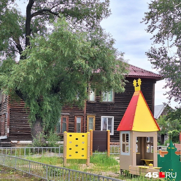Детские площадки в этот день были пустыми | Источник: Александр Лисихин /45.ru