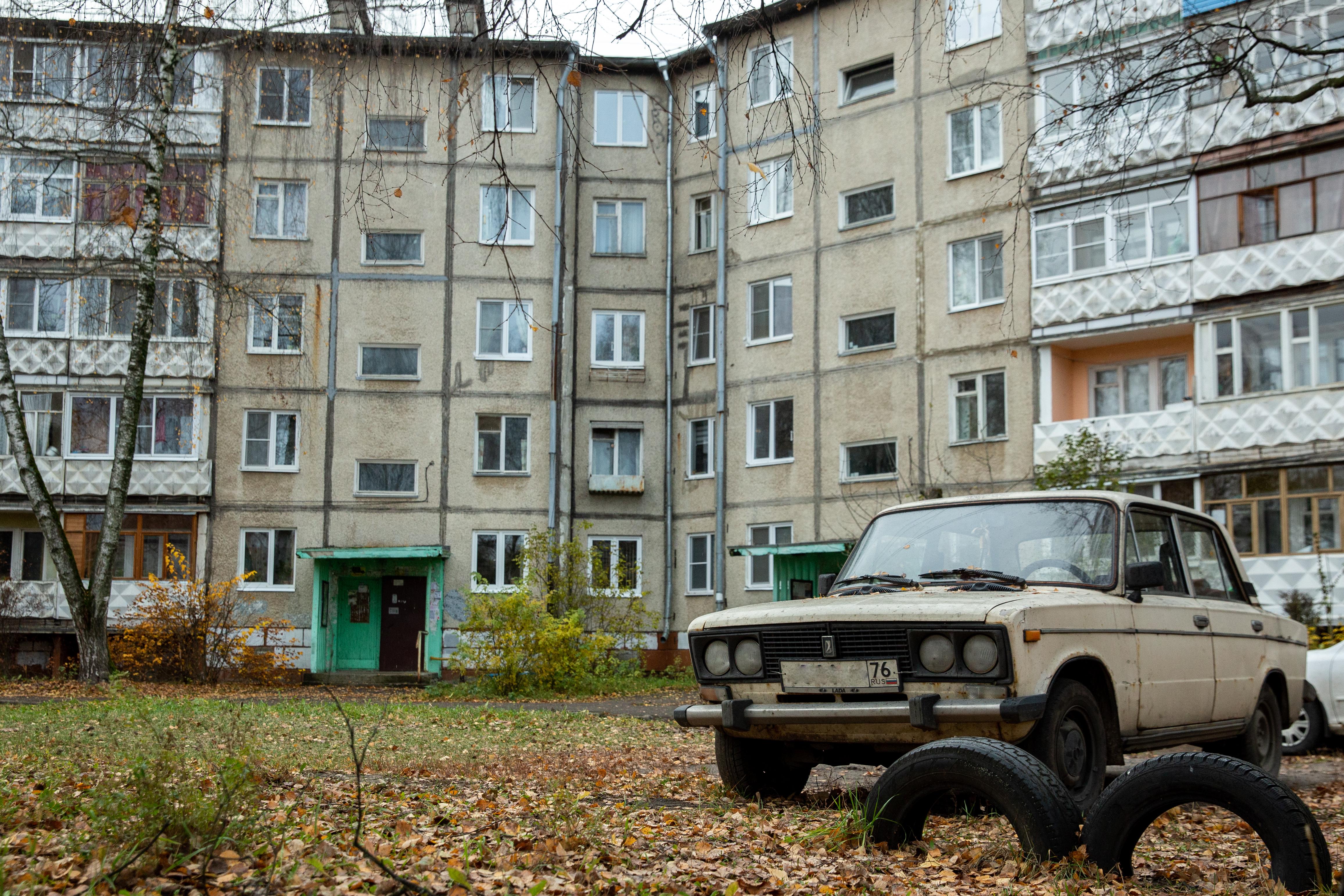 Тут испытываешь грусть: гуляем по району Ярославля, где серые дома нависают над головой