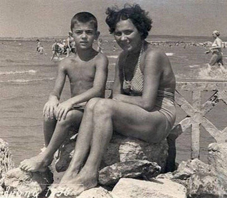Михаил Боярский на отдыхе в Анапе с мамой, 1958 год | Источник: boyarskiy_official