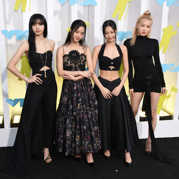 BLACKPINK эффектно появились на MTV VMA 2022 в соблазнительных черных платьях