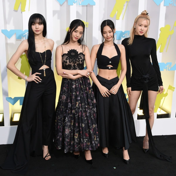 BLACKPINK эффектно появились на MTV VMA 2022 в соблазнительных черных платьях